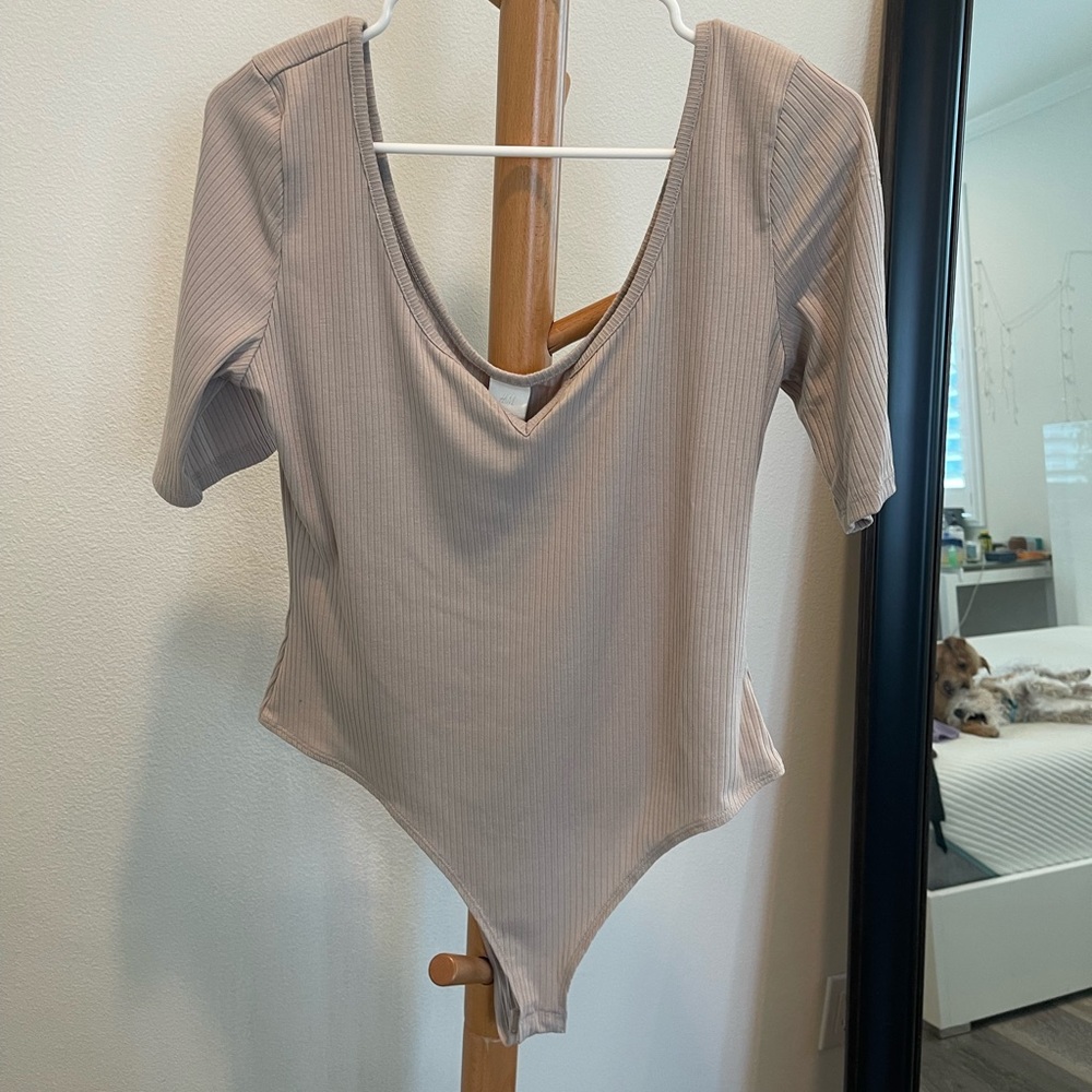 Short sleeve body suit